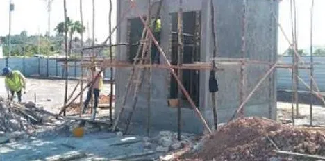 Concrete column construction with scaffolding