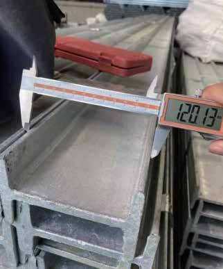 I-beam galvanis — pengukuran dimensi dengan jangka sorong
