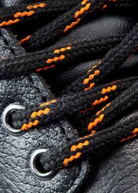 Detail tali dan eyelet logam sepatu King's